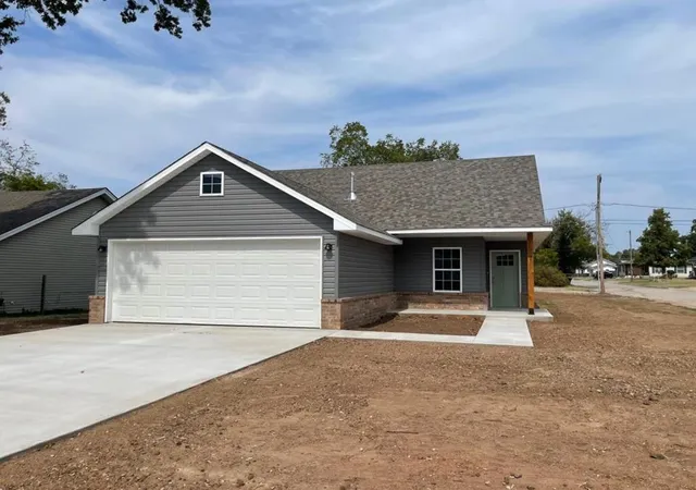 Photo 1 of Single family home for sale at 202 W Rosa St, Shawnee, OK 74804 | MLS# 1250777 | Listing updated on 2026-10-05
