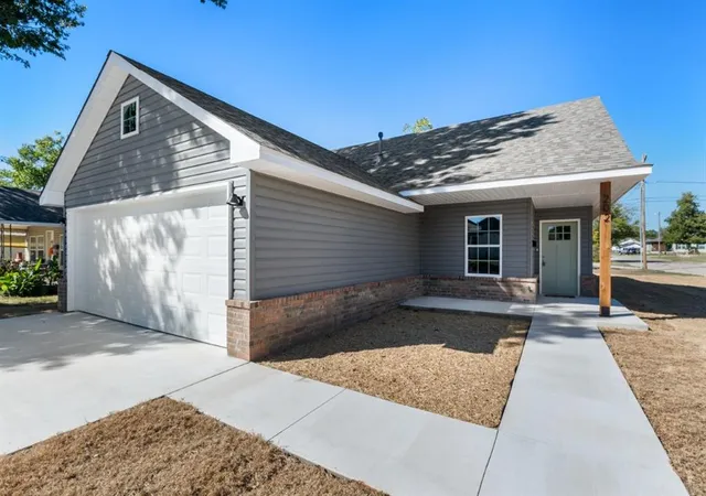 Single family home for sale at 202 W Rosa St, Shawnee, OK 74804 | MLS# 1250777