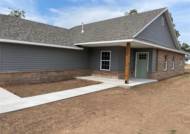 Photo 2 of Single family home for sale at 202 W Rosa St, Shawnee, OK 74804 | MLS# 1250777 | Listing updated on 2026-10-05