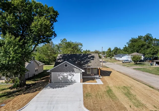 Photo 3 of Single family home for sale at 202 W Rosa St, Shawnee, OK 74804 | MLS# 1250777 | Listing updated on 2026-10-09