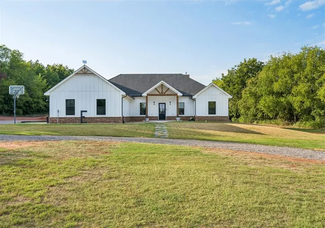 Photo 1 of Single family home for sale at 12524 E County Rd 1540, Lindsay, OK 73052 | MLS# 1250784 | Listing updated on 2026-09-29