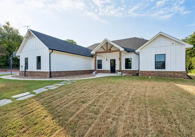 Photo 2 of Single family home for sale at 12524 E County Rd 1540, Lindsay, OK 73052 | MLS# 1250784 | Listing updated on 2026-09-29