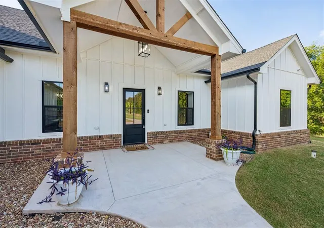 Photo 3 of Single family home for sale at 12524 E County Rd 1540, Lindsay, OK 73052 | MLS# 1250784 | Listing updated on 2026-09-29