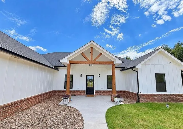 Photo 4 of Single family home for sale at 12524 E County Rd 1540, Lindsay, OK 73052 | MLS# 1250784 | Listing updated on 2026-09-24