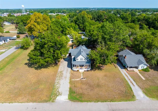 Photo 2 of Single family home for sale at 307 E Main St, Tecumseh, OK 74873 | MLS# 1250795 | Listing updated on 2026-10-06