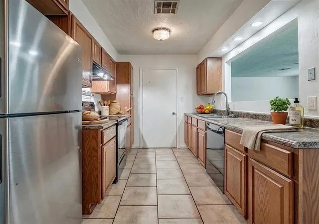 Photo 4 of Single family home for sale at 225 Mimosa Dr, Norman, OK 73069 | MLS# 1250803 | Listing updated on 2026-10-06