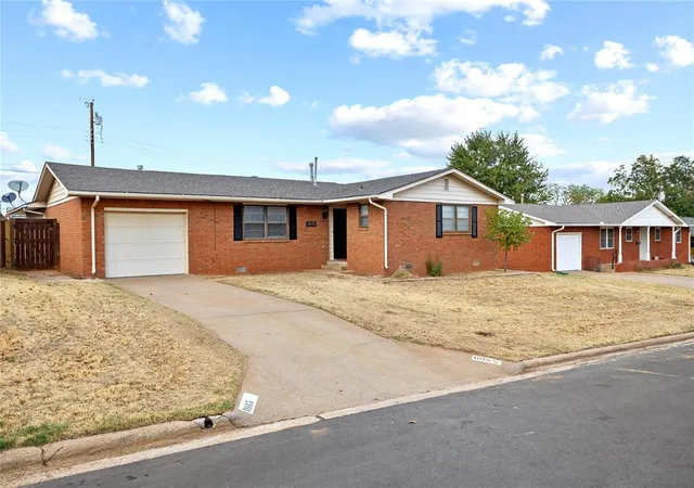 Photo 2 of Single family home for sale at 1015 E Kee St, Weatherford, OK 73096 | MLS# 1250806 | Listing updated on 2026-09-30