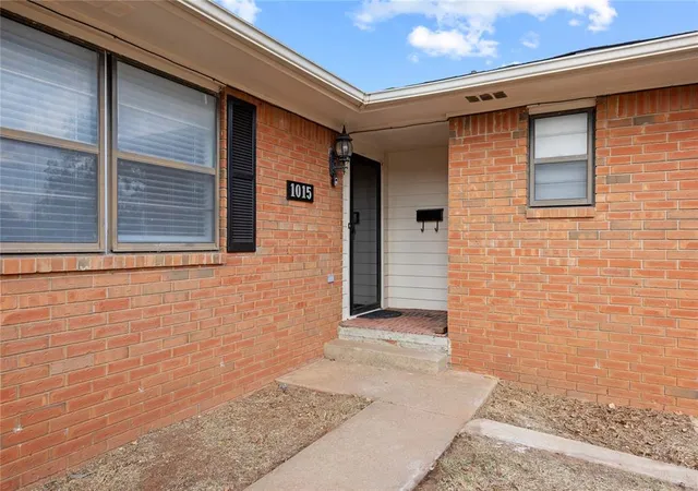 Photo 3 of Single family home for sale at 1015 E Kee St, Weatherford, OK 73096 | MLS# 1250806 | Listing updated on 2026-09-30