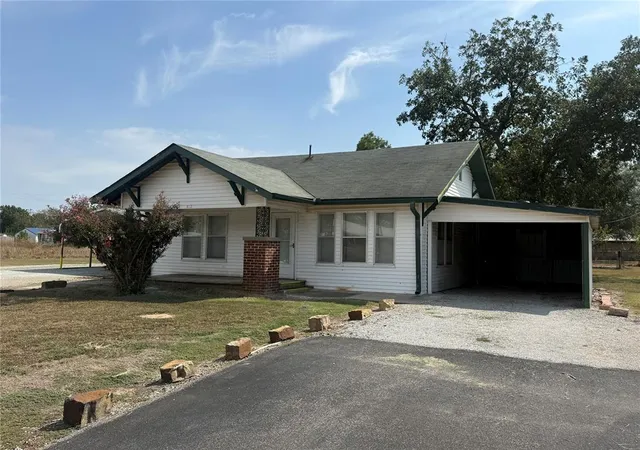 Single family home for sale at 412 E Grand St, Wetumka, OK 74883 | MLS# 1250870