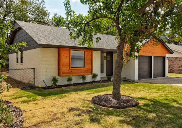 Photo 2 of Single family home for sale at 212 SW 32nd Street, Moore, OK 73160 | MLS# 1250894 | Listing updated on 2026-09-25