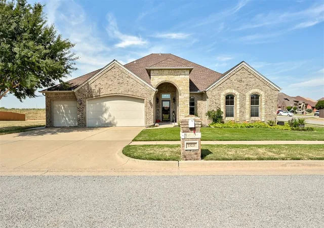 Single family home for sale at 13221 Brampton Way, Yukon, OK 73099 | MLS# 1250901