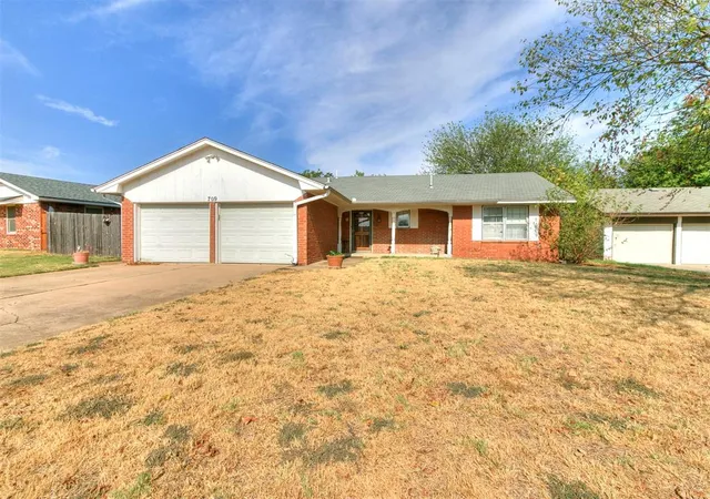 Single family home for sale at 709 Wood Crst St, Moore, OK 73160 | MLS# 1250904