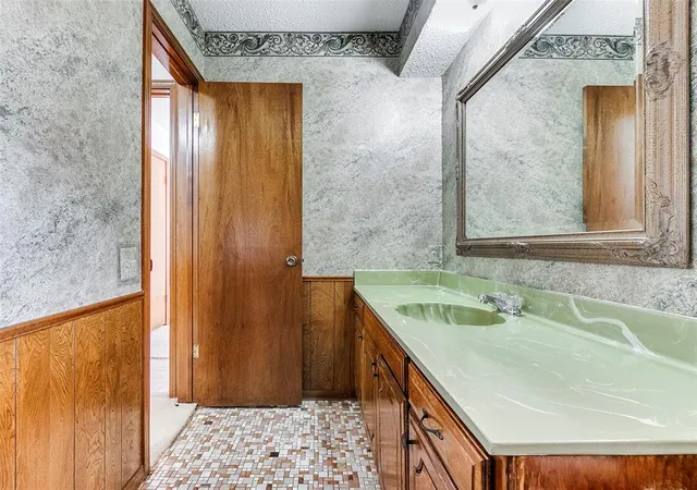 Photo 3 of Single family home for sale at 709 Wood Crst St, Moore, OK 73160 | MLS# 1250904 | Listing updated on 2026-09-26