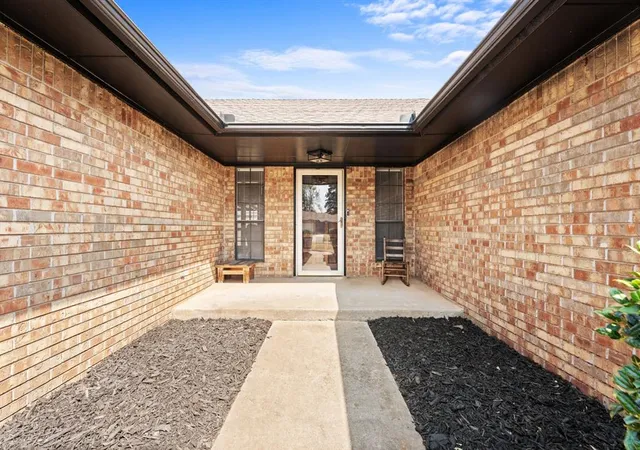Photo 3 of Single family home for sale at 2809 Appaloosa Trl, Edmond, OK 73012 | MLS# 1250906 | Listing updated on 2026-09-29
