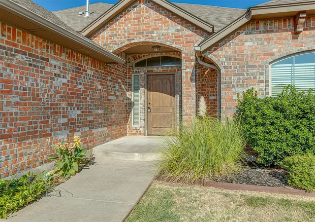 Photo 2 of Single family home for sale at 529 Whispering Oaks Blvd, Moore, OK 73160 | MLS# 1250908 | Listing updated on 2026-09-25