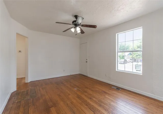 Photo 4 of Single family home for sale at 514 E Rickenbacker Dr, Oklahoma City, OK 73110 | MLS# 1250915 | Listing updated on 2026-09-26