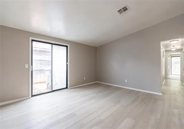 Listing Photo 4 - Condo for sale in building located at 203 Windsor Wy, Oklahoma City, OK 73110