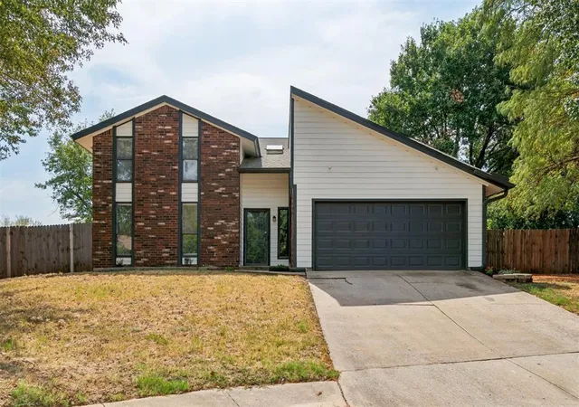 Photo 1 of Single family home for sale at 824 Lakeside Cir, Edmond, OK 73012 | MLS# 1250962 | Listing updated on 2026-10-06