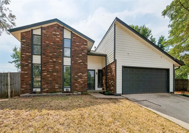 Photo 2 of Single family home for sale at 824 Lakeside Cir, Edmond, OK 73012 | MLS# 1250962 | Listing updated on 2026-10-06