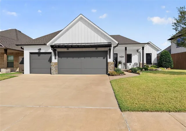 Photo 2 of Single family home for sale at 304 Bray Ln, Yukon, OK 73099 | MLS# 1251014 | Listing updated on 2026-09-30