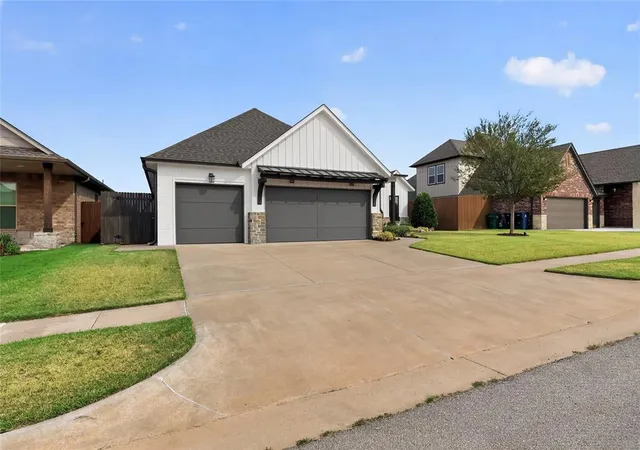 Photo 3 of Single family home for sale at 304 Bray Ln, Yukon, OK 73099 | MLS# 1251014 | Listing updated on 2026-09-30