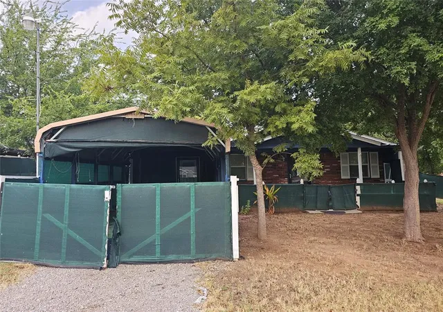 Photo 2 of Single family home for sale at 1417 S East Ave, Pauls Valley, OK 73075 | MLS# 1251071 | Listing updated on 2026-09-27