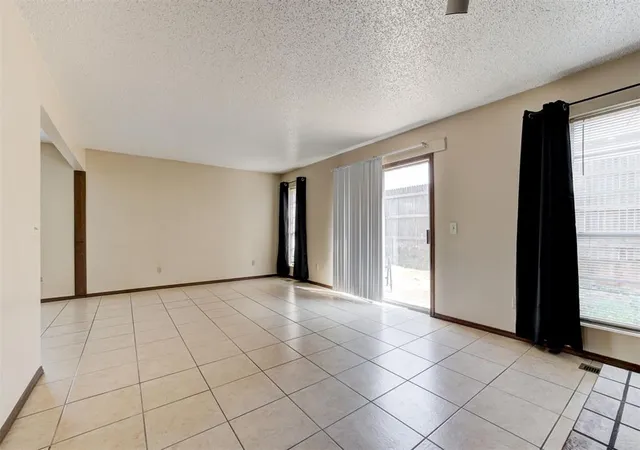 Listing Photo 5 - Condo for sale in building located at 6000 W Hefner Rd, Oklahoma City, OK 73162