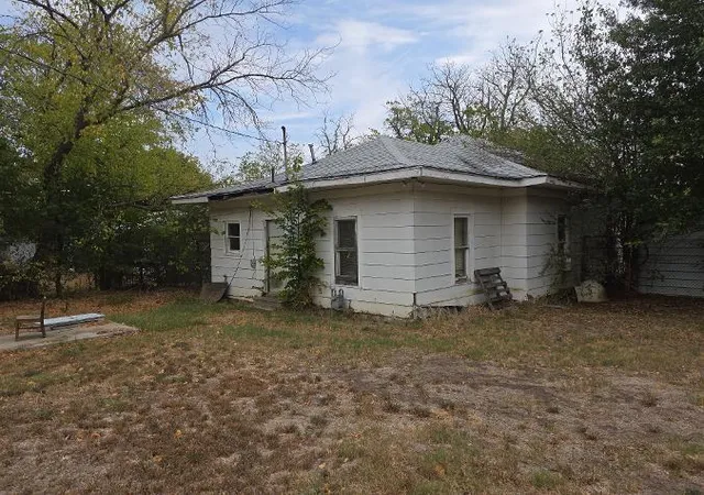 Photo 3 of Single family home for sale at 303 N 9th Street, Okemah, OK 74859 | MLS# 1251085 | Listing updated on 2026-09-27