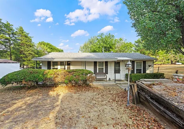 Photo 2 of Sale Pending at 620 Oakridge Dr, Edmond, OK 73034 | MLS# 1251115 | Listing updated on 2026-10-03