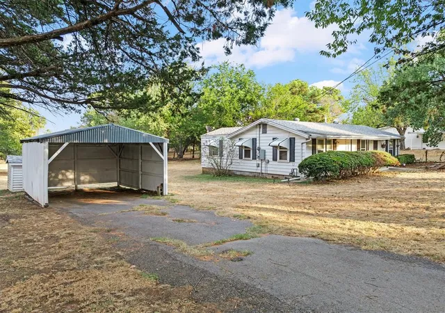 Photo 3 of Sale Pending at 620 Oakridge Dr, Edmond, OK 73034 | MLS# 1251115 | Listing updated on 2026-10-03
