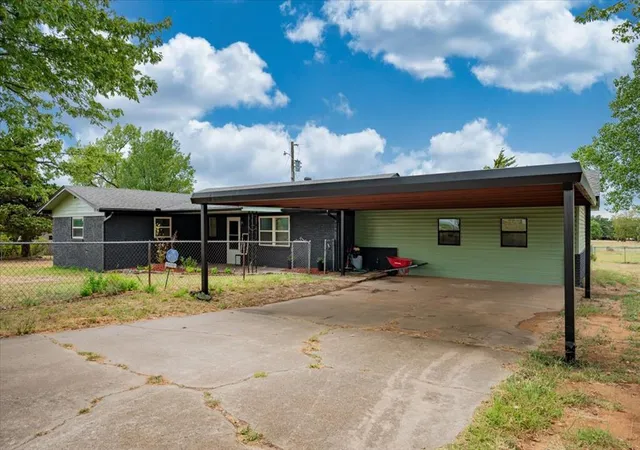 Photo 3 of Single family home for sale at 329131 E Lincoln St, Harrah, OK 73045 | MLS# 1251142 | Listing updated on 2026-09-28