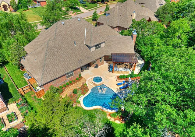 Photo 3 of Sale Pending at 3720 Creek Bnd Rd, Edmond, OK 73003 | MLS# 1251156 | Listing updated on 2026-10-01