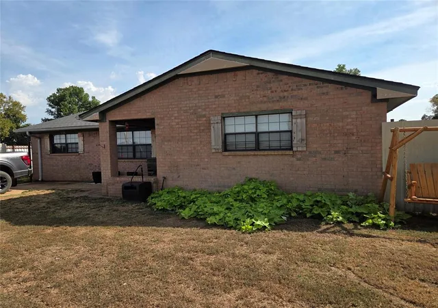 Single family home for sale at 124 E Gardner St, Pauls Valley, OK 73075 | MLS# 1251183