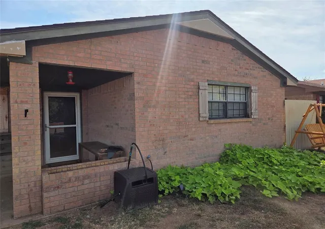 Photo 4 of Single family home for sale at 124 E Gardner St, Pauls Valley, OK 73075 | MLS# 1251183 | Listing updated on 2026-09-29