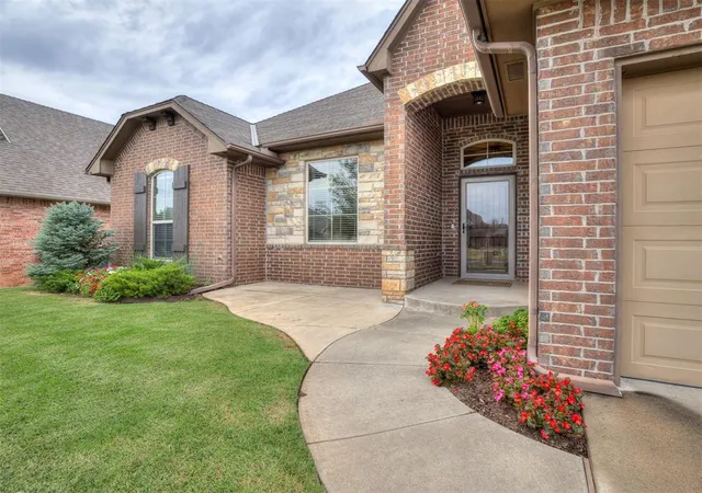 Photo 2 of Single family home for sale at 724 Northern Dancer Dr, Edmond, OK 73025 | MLS# 1251245 | Listing updated on 2026-10-01