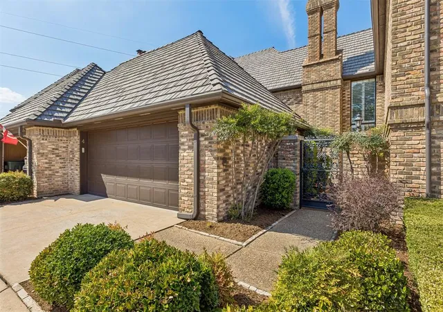 Photo 2 of Sale Pending at 4 Windbrook Sq, Norman, OK 73072 | MLS# 1251251 | Listing updated on 2026-10-01