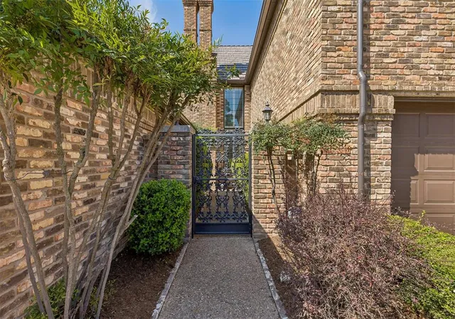 Photo 3 of Sale Pending at 4 Windbrook Sq, Norman, OK 73072 | MLS# 1251251 | Listing updated on 2026-10-01
