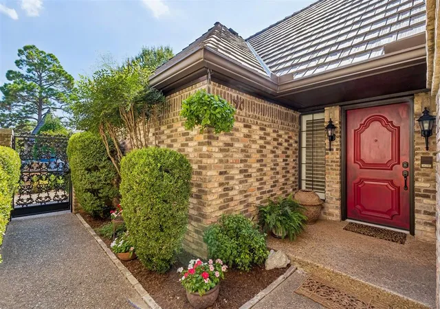 Photo 4 of Sale Pending at 4 Windbrook Sq, Norman, OK 73072 | MLS# 1251251 | Listing updated on 2026-10-01