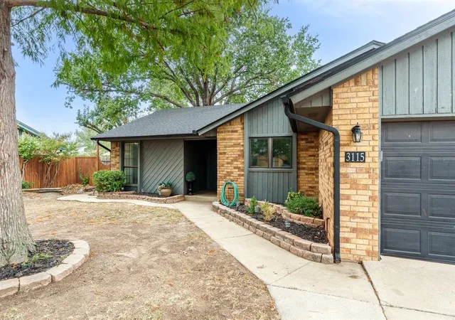 Photo 2 of Sale Pending at 3115 Bent Oaks Cir, Norman, OK 73072 | MLS# 1251252 | Listing updated on 2026-10-08