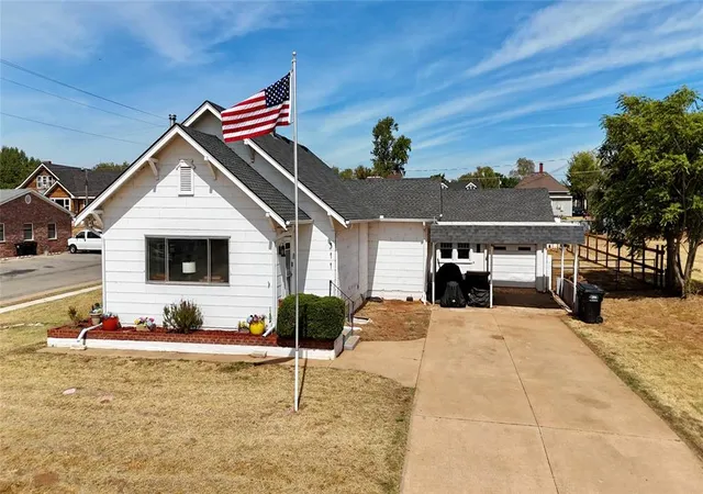 Photo 1 of Single family home for sale at 305 E Main St, Hydro, OK 73048 | MLS# 1251263 | Listing updated on 2026-09-29
