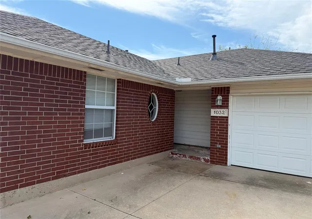 Photo 2 of Single family home for sale at 1032 Cambridge Ct, Moore, OK 73160 | MLS# 1251289 | Listing updated on 2026-09-29
