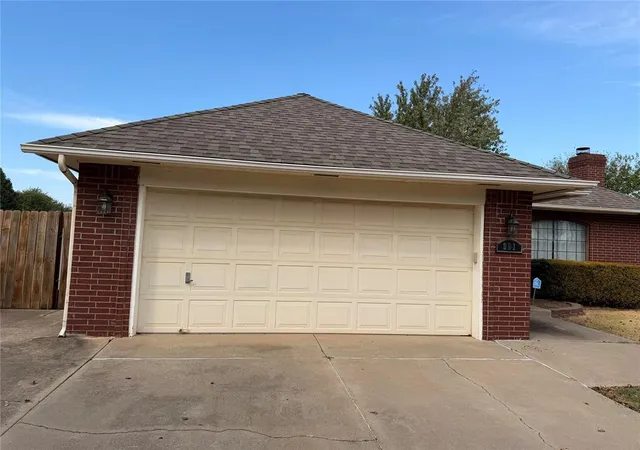 Photo 1 of Sale Pending at 901 Randall Dr, Moore, OK 73160 | MLS# 1251295 | Listing updated on 2026-10-02