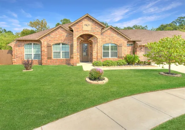 Photo 3 of Single family home for sale at 2001 Cade Ct, Norman, OK 73071 | MLS# 1251349 | Listing updated on 2026-10-07