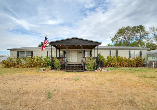 Photo 3 of Single family home for sale at 411 W Grand St, Union City, OK 73090 | MLS# 1251353 | Listing updated on 2026-09-29