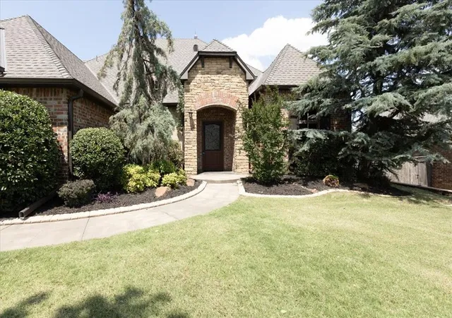 Photo 3 of Single family home for sale at 5000 Tower Brg Ct, Edmond, OK 73034 | MLS# 1251366 | Listing updated on 2026-10-10