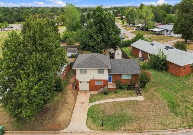 Photo 3 of Single family home for sale at 305 Sherri Ln, Yukon, OK 73099 | MLS# 1251372 | Listing updated on 2026-10-08
