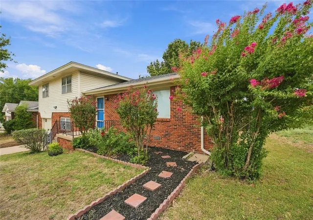 Photo 4 of Single family home for sale at 305 Sherri Ln, Yukon, OK 73099 | MLS# 1251372 | Listing updated on 2026-10-08