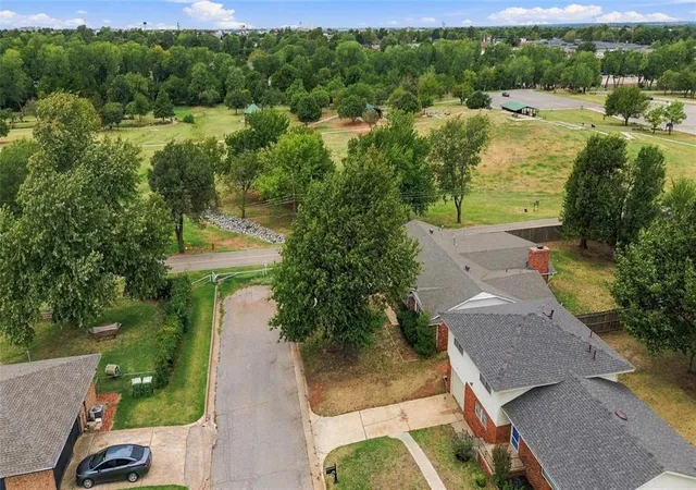 Photo 3 of Single family home for sale at 305 Sherri Ln, Yukon, OK 73099 | MLS# 1251372 | Listing updated on 2026-10-08