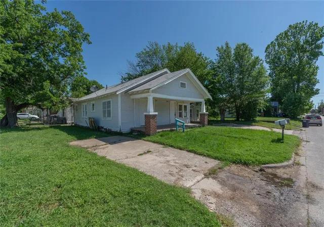 Photo 2 of Multi family home for sale at 820 W Highland St, Shawnee, OK 74801 | MLS# 1251422 | Listing updated on 2026-09-30
