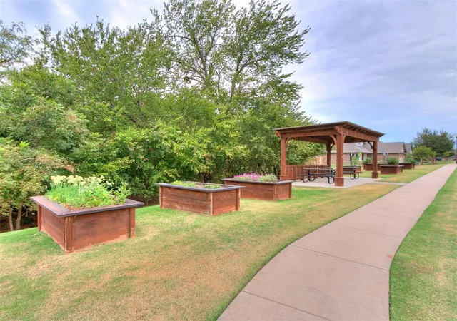Photo 4 of Single family home for sale at 6 Carat Dr, Yukon, OK 73099 | MLS# 1251465 | Listing updated on 2026-10-08